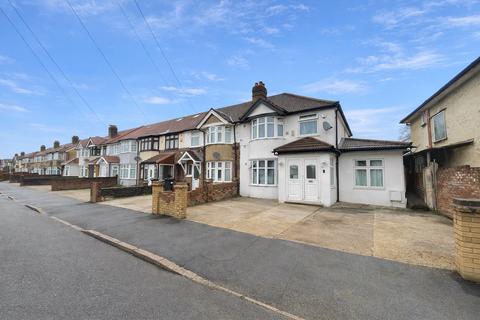 3 bed property, in St Leonards Gardens, £650,000