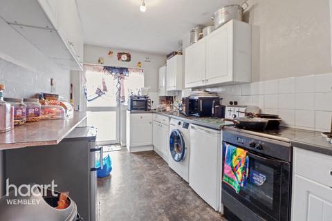 2 bed property, in Quainton Street, £450,000