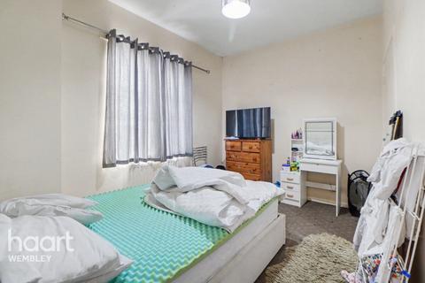 2 bed property, in Quainton Street, £450,000