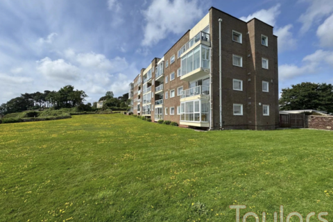 2 bed property, in Cliff Road, £240,000