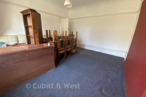 2 bed property, in Godstone Road, £250,000