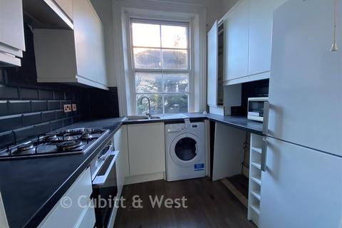 2 bed property, in Godstone Road, £260,000