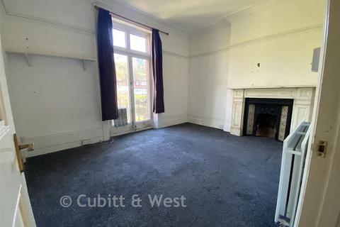2 bed property, in Godstone Road, £250,000