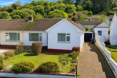 2 bed property, in The Roundway, £270,000