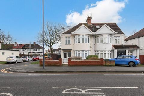 1 bed property, in Headstone Gardens, £285,000