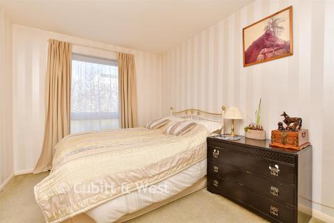 1 bed property, in Eaton Road, £250,000