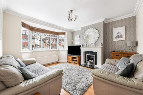4 bed property, in Connaught Road, £600,000