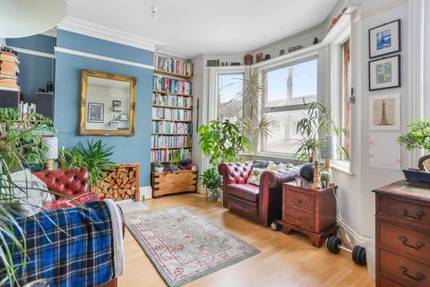 1 bed property, in Robertson Road, £200,000