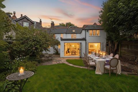 3 bed property, in Surrey Street, £650,000