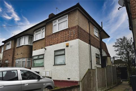 2 bed property, in Fullwell Avenue, £290,000