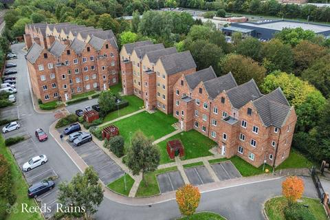 2 bed property, in Tapton Lock Hill, £95,000