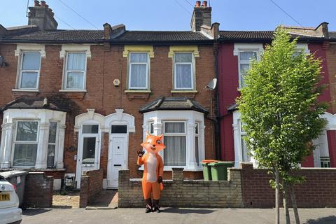 2 bed property, in Burford Road, £375,000