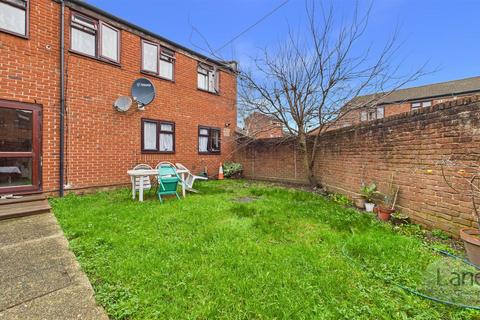 3 bed property, in Sandringham Way, £375,000