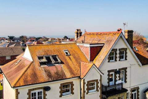 3 bed property, in Berkeley Road, £300,000