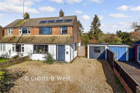 2 bed property, in Wells Close, £490,000