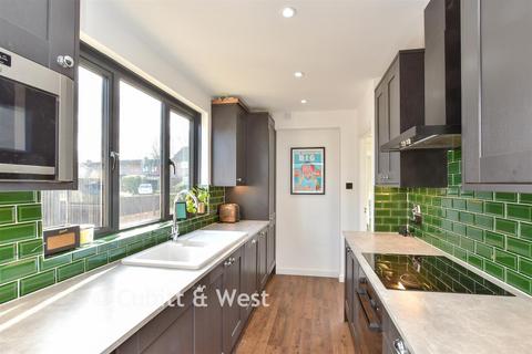 2 bed property, in Wells Close, £490,000