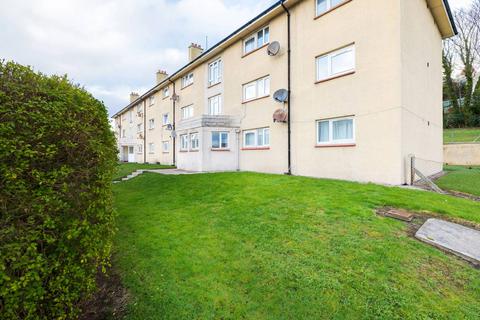 2 bed property, in Clifton Road, £90,000