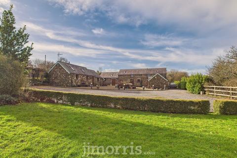 6 bed property, in Kilgetty, £350,000