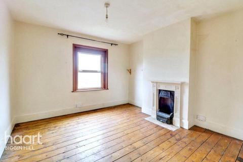 2 bed property, in Otford Lane, £350,000