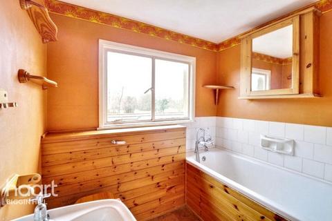 2 bed property, in Otford Lane, £350,000