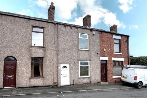 2 bed property, in Platt Lane, £100,000