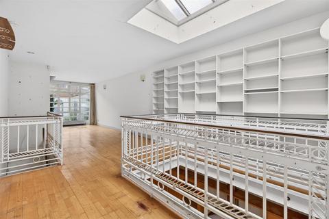 2 bed property, in Danbury Street, £1,295,000