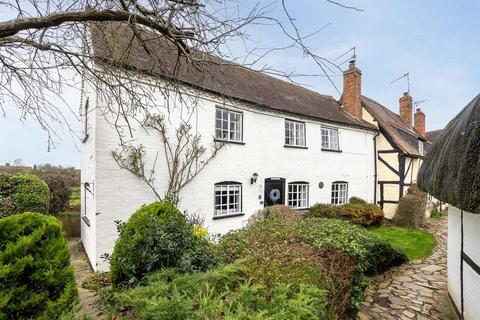 2 bed property, in Hathaway Hamlet, £335,000