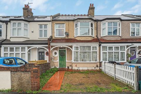 3 bed property, in Kingston Road, £675,000