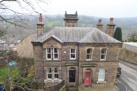 3 bed property, in Stainland Road, £275,000