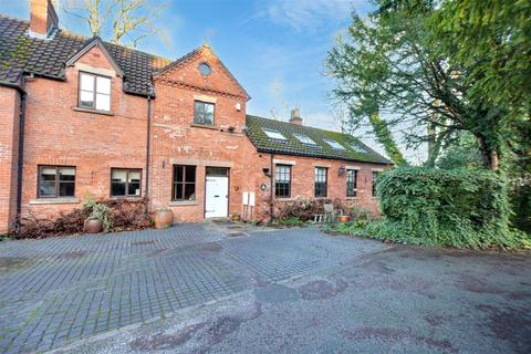 3 bed property, in The Mews, £690,000