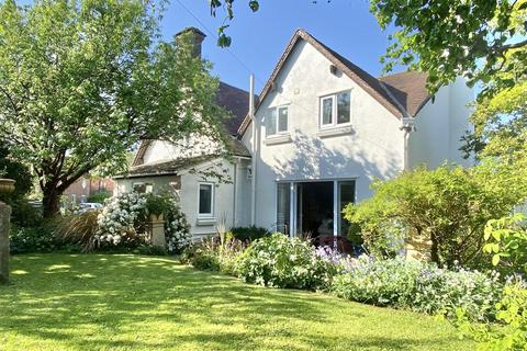 4 bed property, in Church Road, £465,000