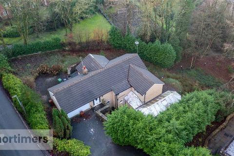 4 bed property, in Billinge End Road, £850,000
