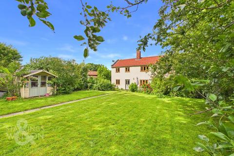 3 bed property, in Vicarage Lane, £350,000