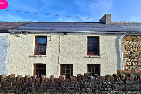 3 bed property, in Cwmamman Road, £65,000