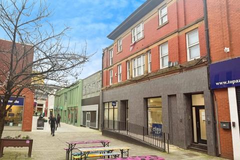 1 bed property, in King Street, £99,000