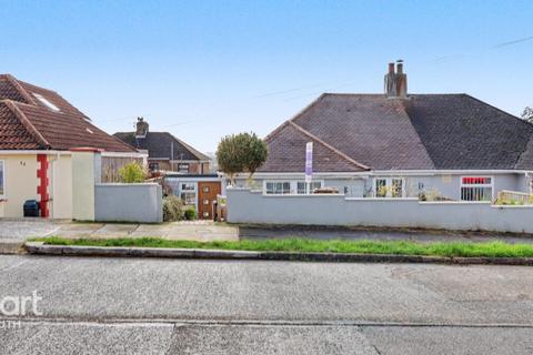 2 bed property, in Darwin Crescent, £250,000
