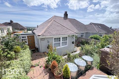 2 bed property, in Darwin Crescent, £240,000