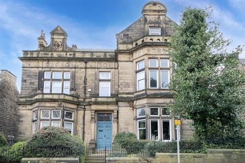 5 bed property, in Victoria Road, £600,000