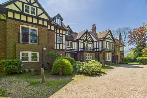 2 bed property, in Seven Gables Buckingham Road, £200,000