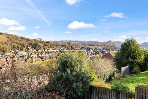 4 bed property, in Elm Park Gardens, £300,000