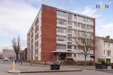 2 bed property, in Goldstone Villas, £160,000