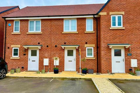 2 bed property, in Churchill Drive, £279,950