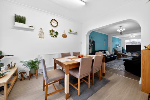 4 bed property, in Broadfields Avenue, £785,000
