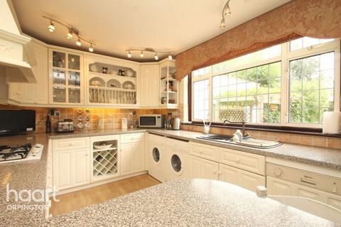 3 bed property, in Brownspring Drive, £675,000