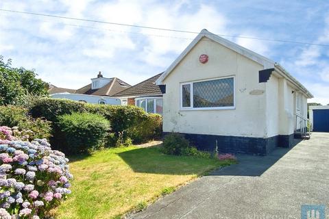 2 bed property, in Lawrence Crescent, £175,000