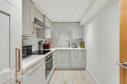 1 bed property, in Grange Yard, £425,000