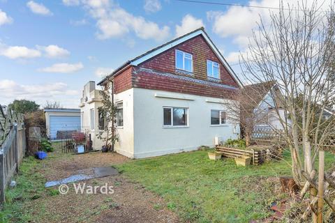 2 bed property, in Dunes Road, £225,000