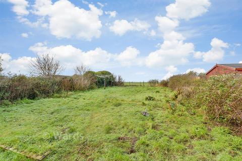 2 bed property, in Dunes Road, £225,000