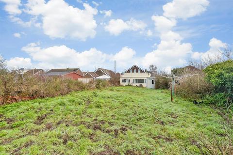 2 bed property, in Dunes Road, £225,000