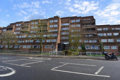 1 bed property, in Woolwich Common, £175,000